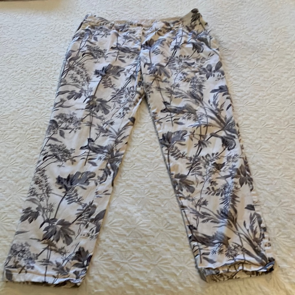 Talbots “the weekender” cotton/spandex pants in cream w/ gray leaves & 🦅 print